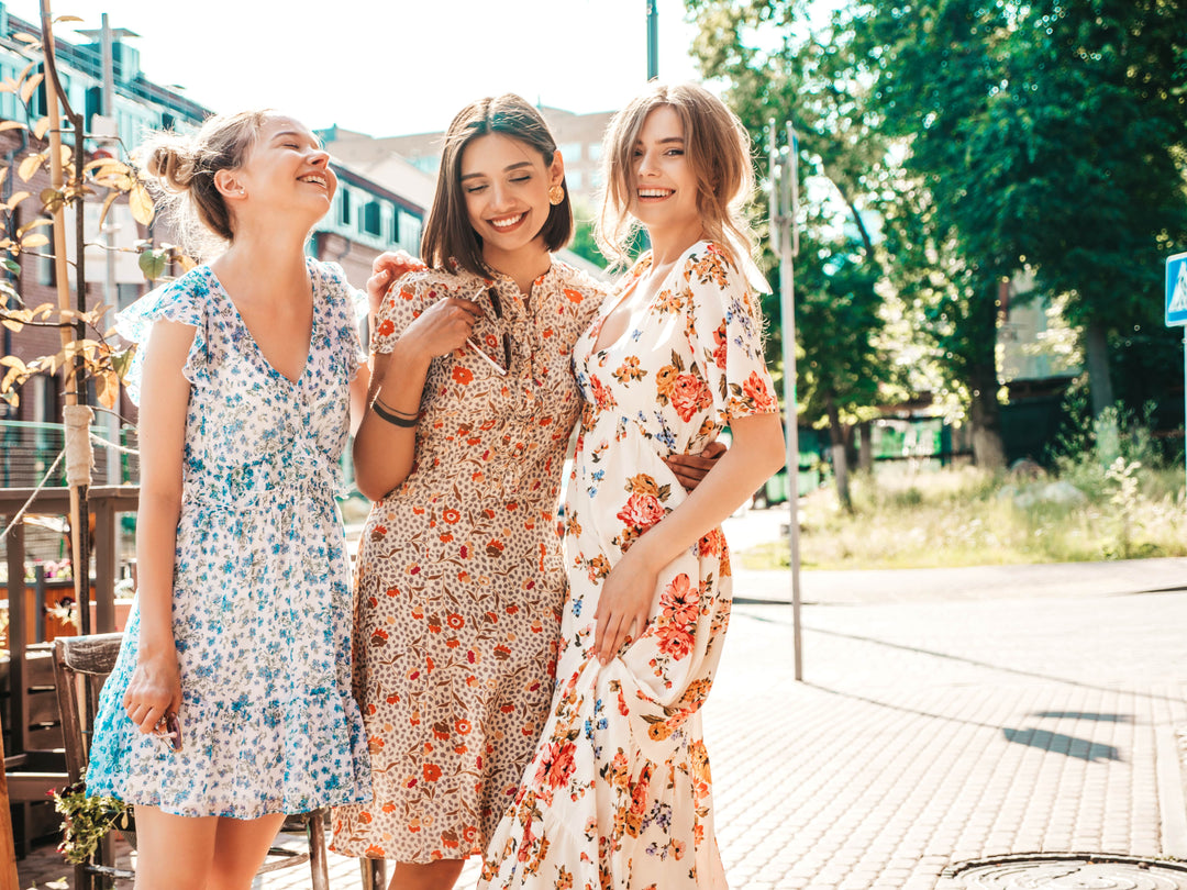 Guide de Style Estival : Adoptez la Robe Décontractée Rayée, les Imprimés Floraux et les Designs Off-Shoulder