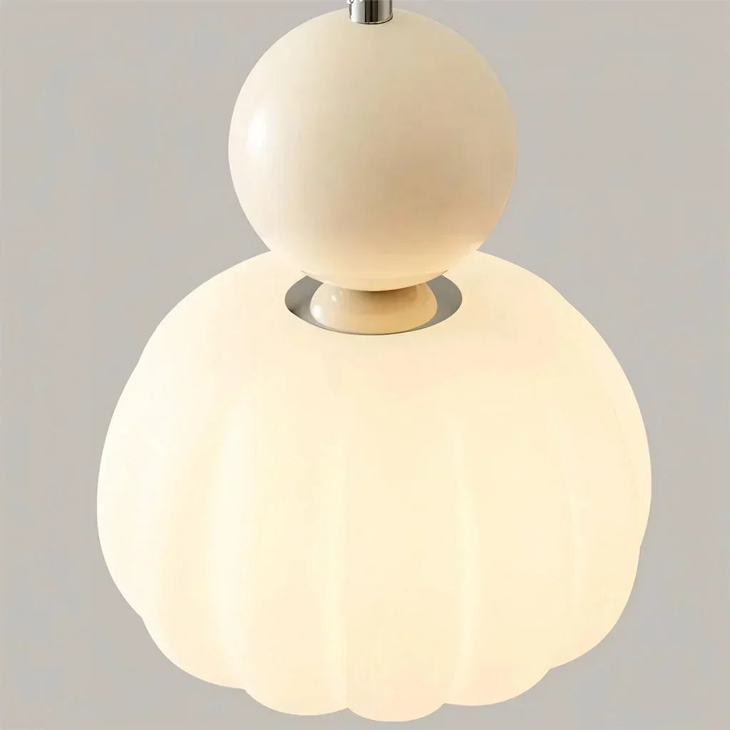 Breloque en verre avec une touche de luxe doré