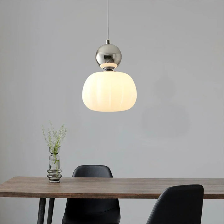 Breloque en verre avec une touche de luxe doré