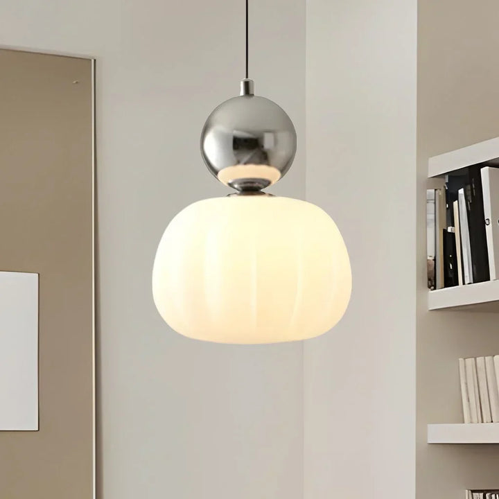 Breloque en verre avec une touche de luxe doré