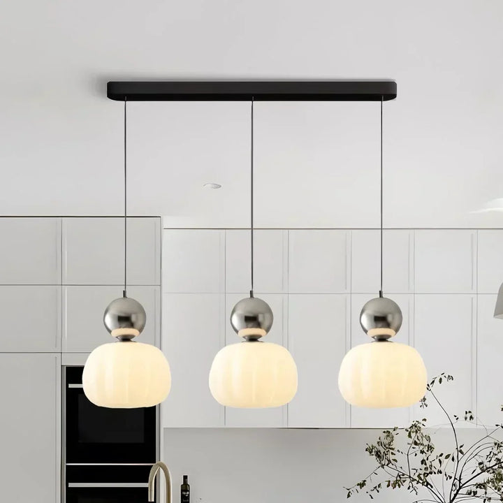 Breloque en verre avec une touche de luxe doré