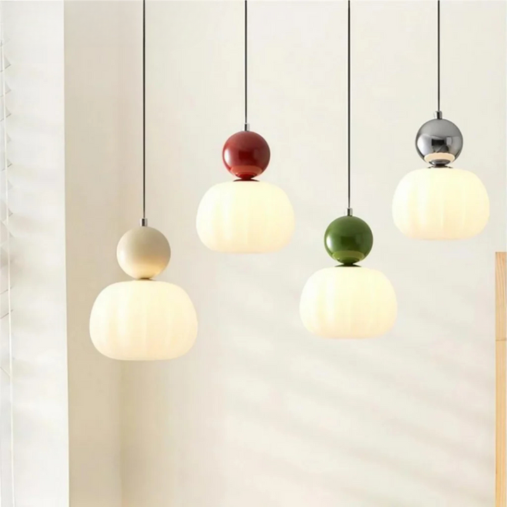 Breloque en verre avec une touche de luxe doré