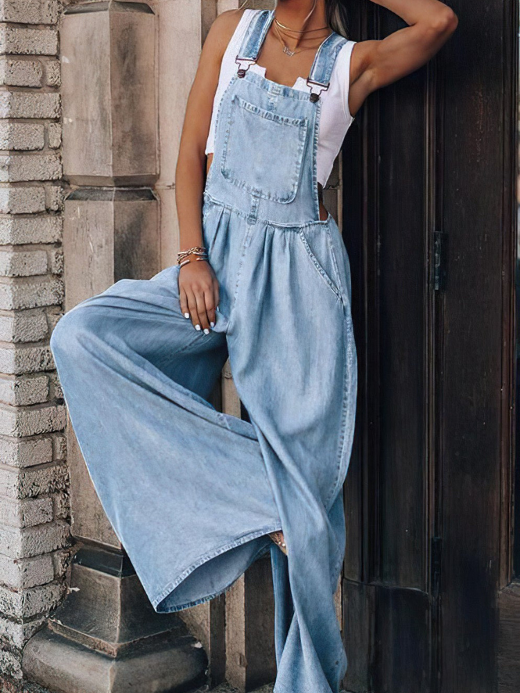 Combinaison d'été en denim pour femmes, pantalon léger et tendance, parfaite pour les journées estivales.