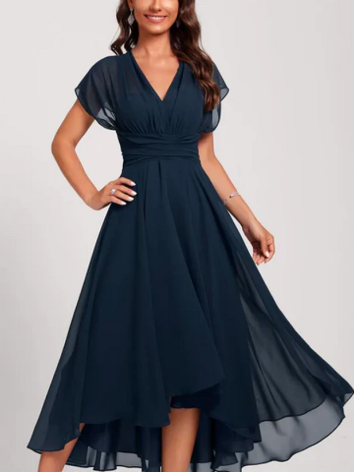 Robe de cocktail élégante pour femme, coupe midi idéale pour les soirées et événements d’été