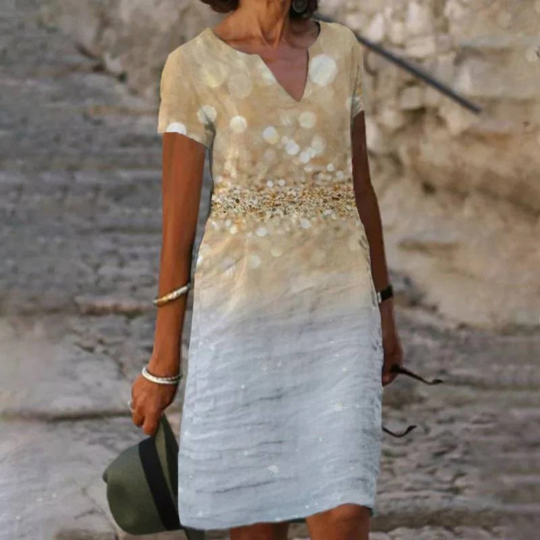Robe d’été fleurie mini pour femme, légère et idéale pour profiter des journées ensoleillées avec style et fraîcheur.