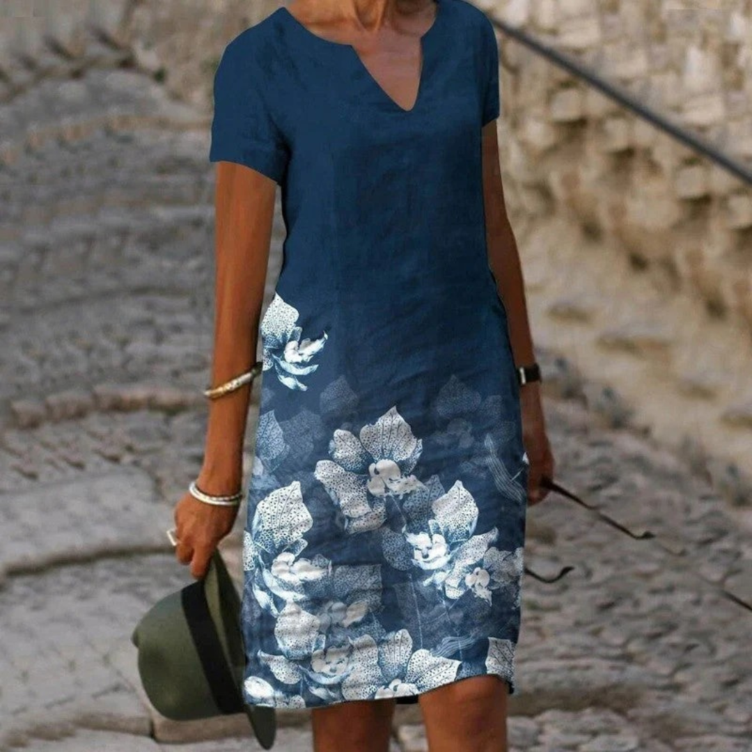 Robe d’été fleurie mini pour femme, légère et idéale pour profiter des journées ensoleillées avec style et fraîcheur.