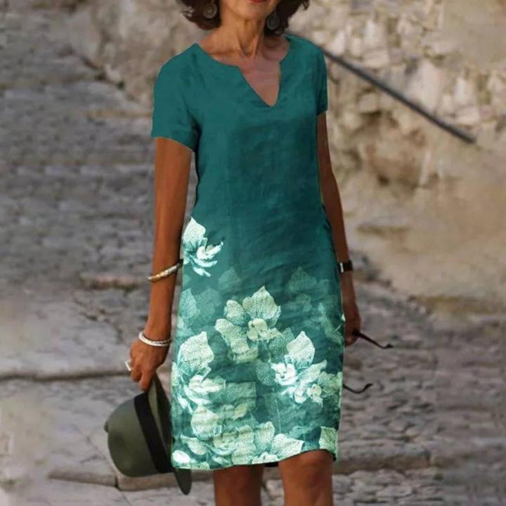 Robe d’été fleurie mini pour femme, légère et idéale pour profiter des journées ensoleillées avec style et fraîcheur.