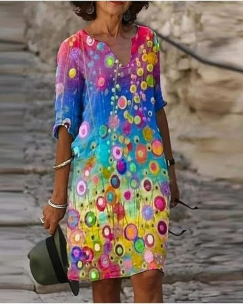 Robe d'été moderne et tendance pour femme en coupe mini, parfaite pour les journées estivales