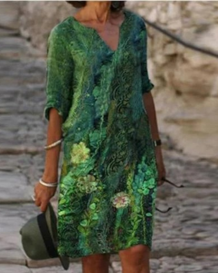 Robe d'été moderne et tendance pour femme en coupe mini, parfaite pour les journées estivales