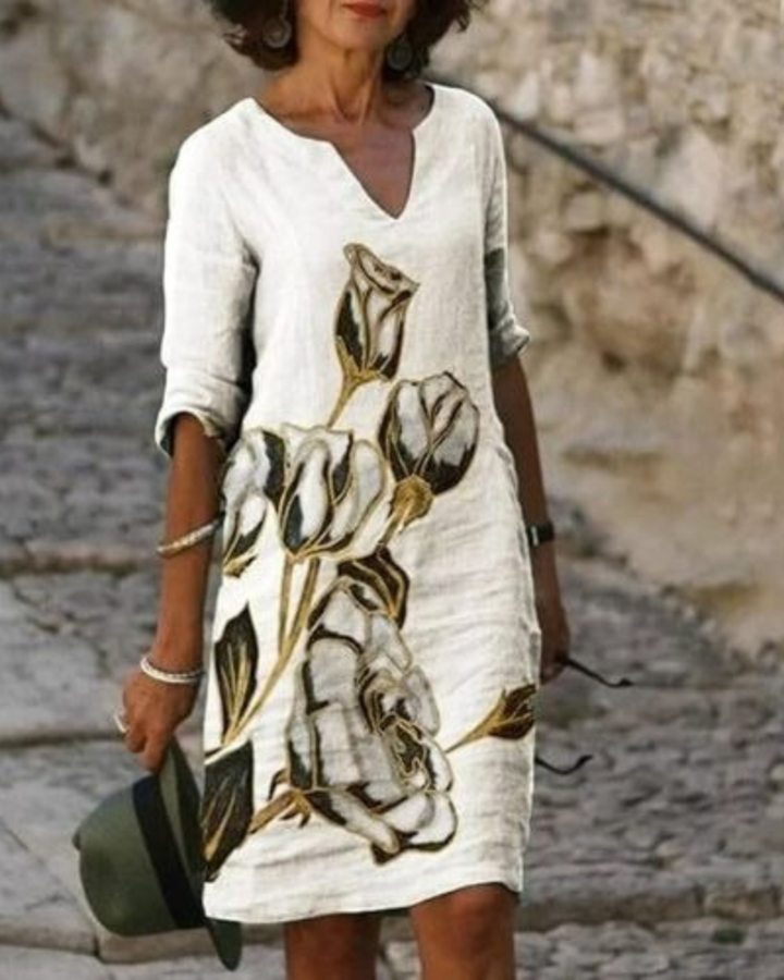 Robe d'été moderne et tendance pour femme en coupe mini, parfaite pour les journées estivales