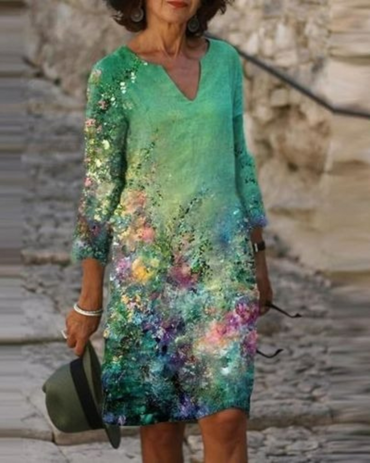 Robe d'été moderne et tendance pour femme en coupe mini, parfaite pour les journées estivales