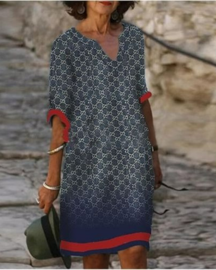 Robe d'été moderne et tendance pour femme en coupe mini, parfaite pour les journées estivales