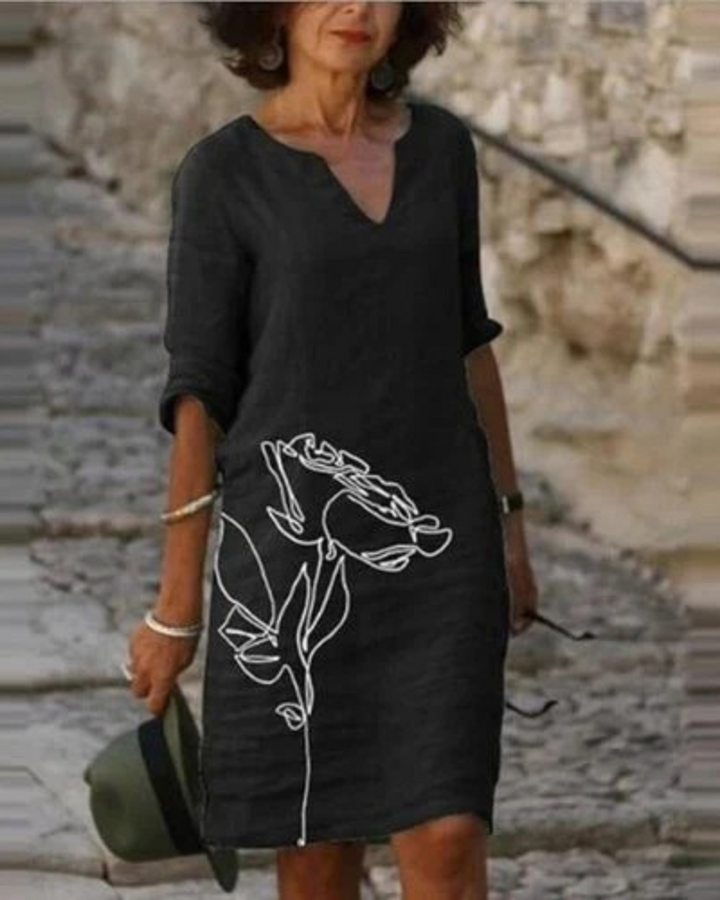 Robe d'été moderne et tendance pour femme en coupe mini, parfaite pour les journées estivales