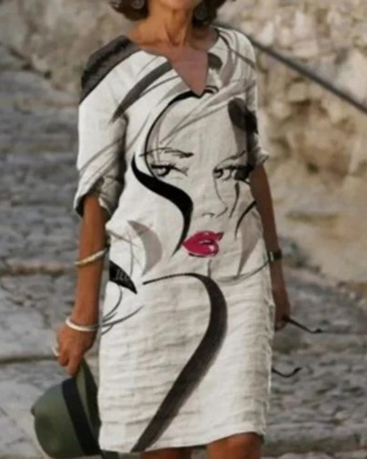 Robe d'été moderne et tendance pour femme en coupe mini, parfaite pour les journées estivales