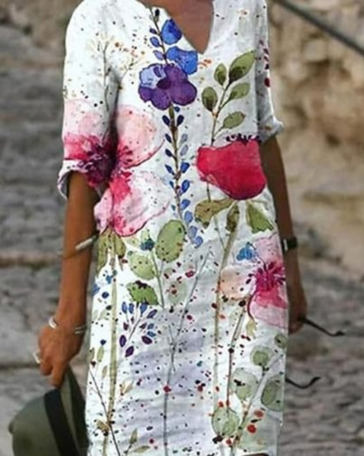 Robe d'été moderne et tendance pour femme en coupe mini, parfaite pour les journées estivales